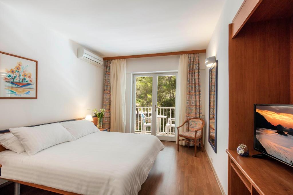 Двухместный (Двухместный номер с 1 кроватью или 2 отдельными кроватями и балконом с видом на парк) отеля Hotel Orsan, Оребич