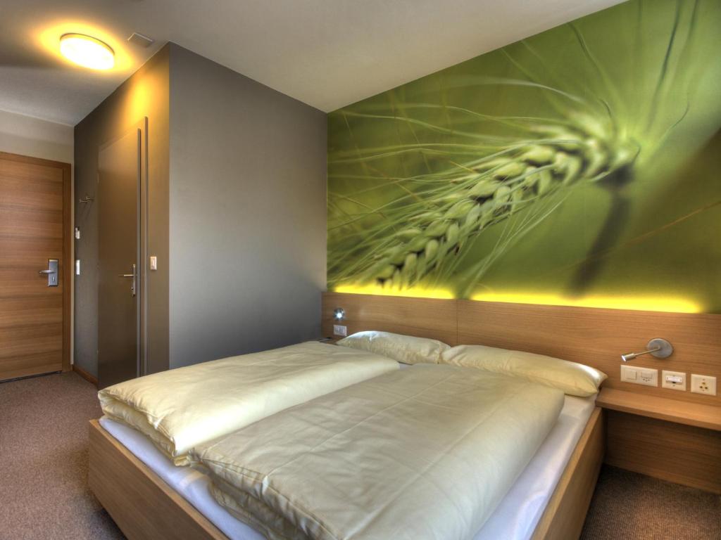 Двухместный (Небольшой двухместный номер с 1 кроватью) отеля Smart-Hotel, Замнаун