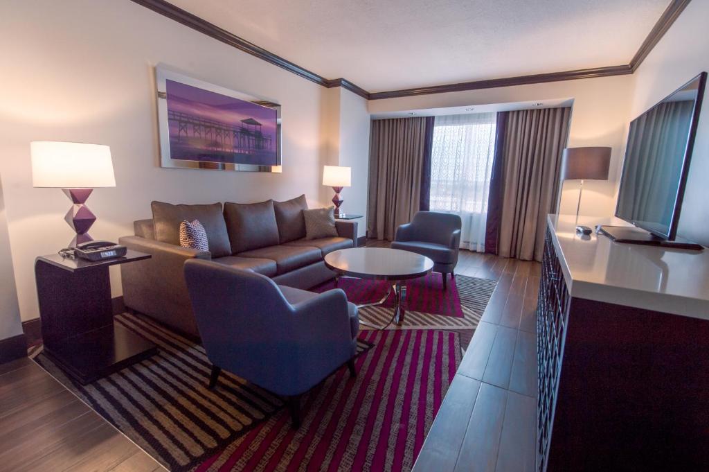 Четырехместный (Люкс с кроватью размера «king-size» и гостиной - Для некурящих) курортного отеля Harrah's Gulf Coast Hotel & Casino, Билокси