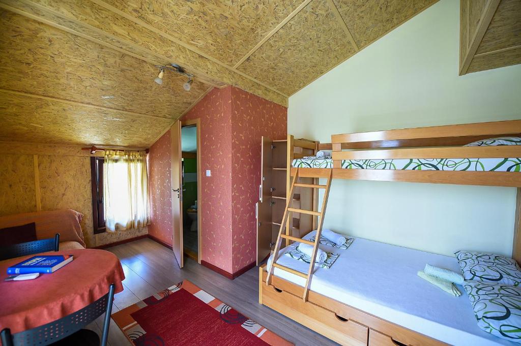 Трехместный (Трехместный номер с террасой), San Art Floating Hostel & Apartments