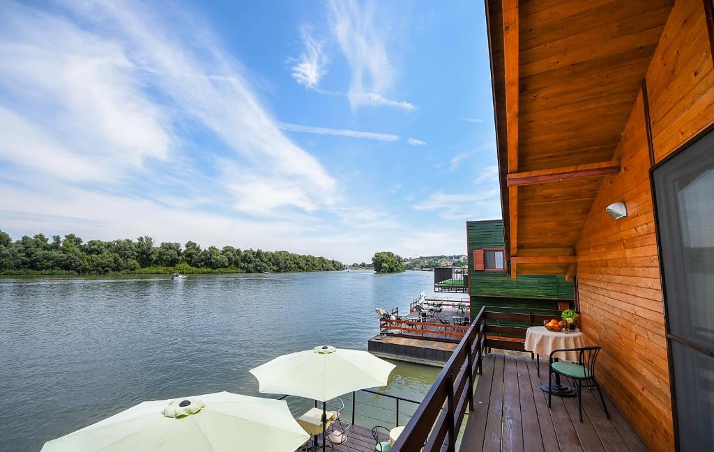 Двухместный (Двухместный номер с 1 кроватью и террасой), San Art Floating Hostel & Apartments