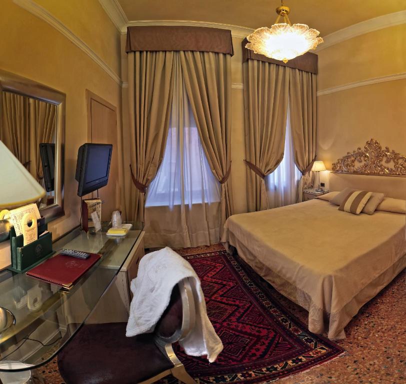 Двухместный (Двухместный номер с 1 кроватью или 2 отдельными кроватями) отеля Hotel Liassidi Palace - Small Luxury Hotels of the World, Венеция