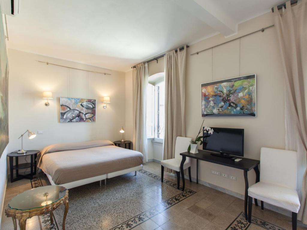 Двухместный (Улучшенный двухместный номер с 1 кроватью или 2 отдельными кроватями, диваном-кроватью и видом на город) гостевого дома Residenza Maritti ContemporarySuite, Рим