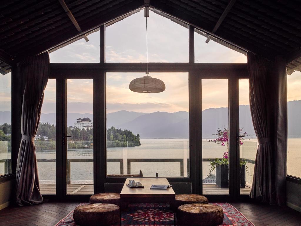 Двухместный (Deluxe King Room with Lake View Terrace) отеля Yakamoz resort • Hi-street, Shuanglang, Дали
