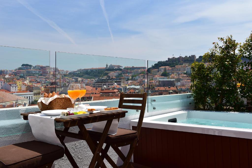 Двухместный (Двухместный номер Делюкс с 1 кроватью, балконом и гидромассажной ванной III) гостевого дома Casa Balthazar, Лиссабон