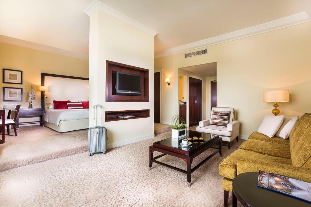 Сьюит (Улучшенный двухместный люкс с 1 кроватью) отеля Roda Al Bustan Hotel, Дубай