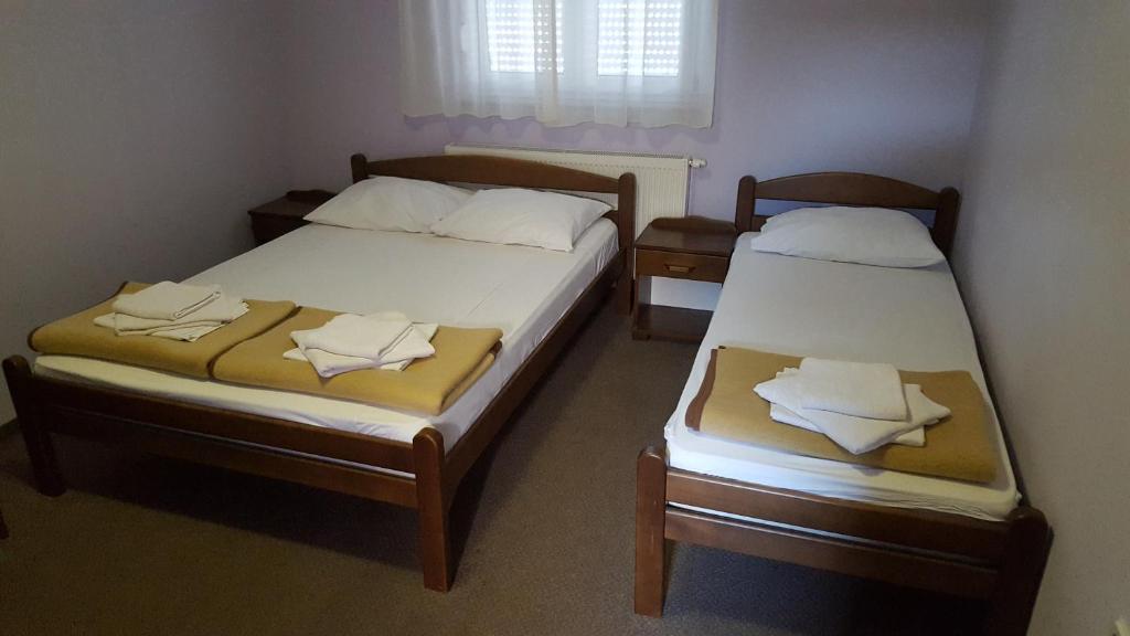 Двухместный (Двухместный номер с двуспальной кроватью и дополнительной кроватью) хостела Hostel Kristal, Винковци