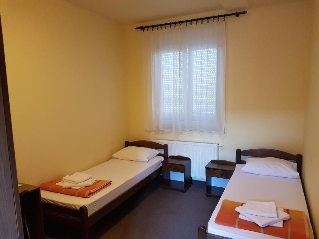Двухместный (Двухместный номер с 2 отдельными кроватями и собственной ванной комнатой) хостела Hostel Kristal, Винковци