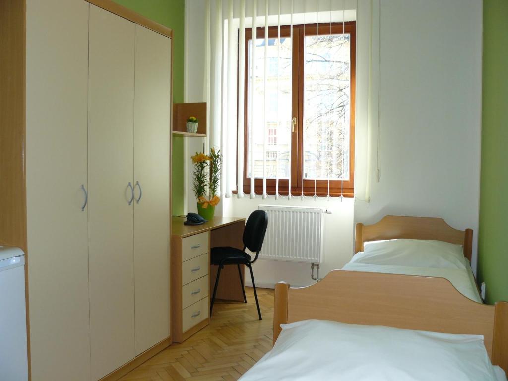 Двухместный (Двухместный номер с 2 отдельными кроватями и общей ванной комнатой) хостела Ubytovna Marie, Оломоуц