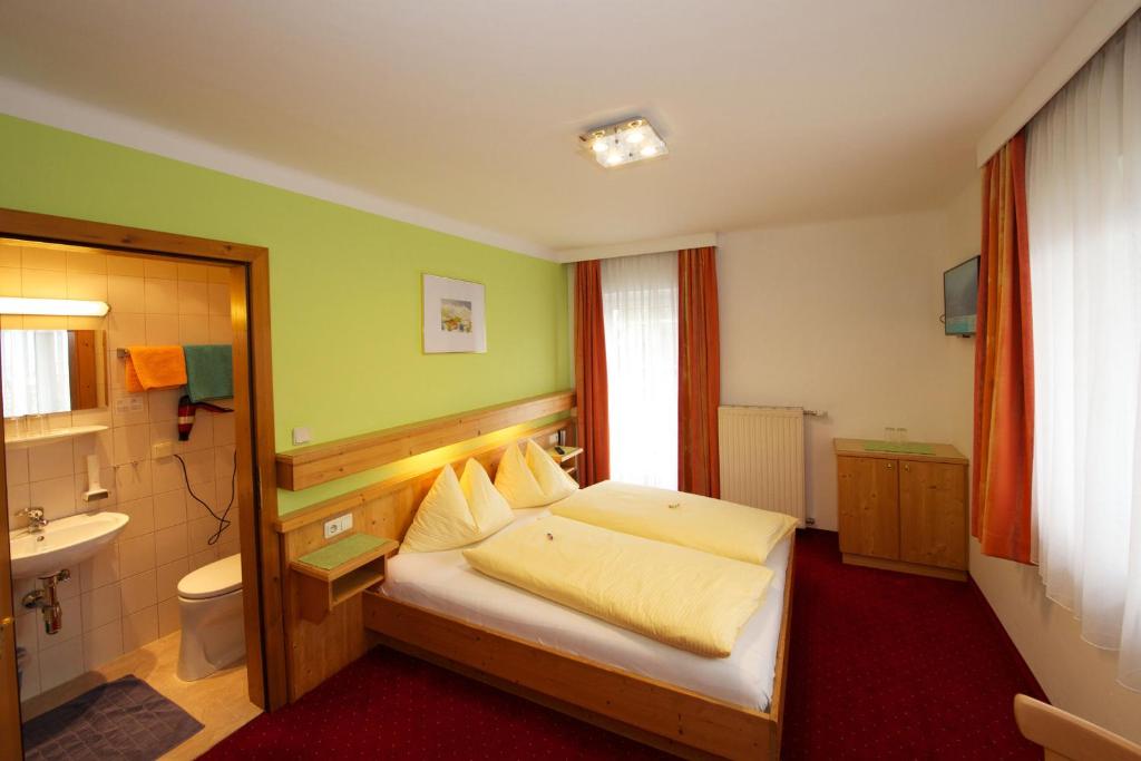 Двухместный (Double Room with Shower and Toilet and Balcony) гостевого дома Pension Alpenrose, Целль-ам-Зе