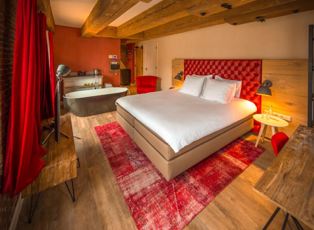 Сьюит (Улучшенный люкс с кроватью размера «king-size») отеля Stadshotel Woerden, Утрехт