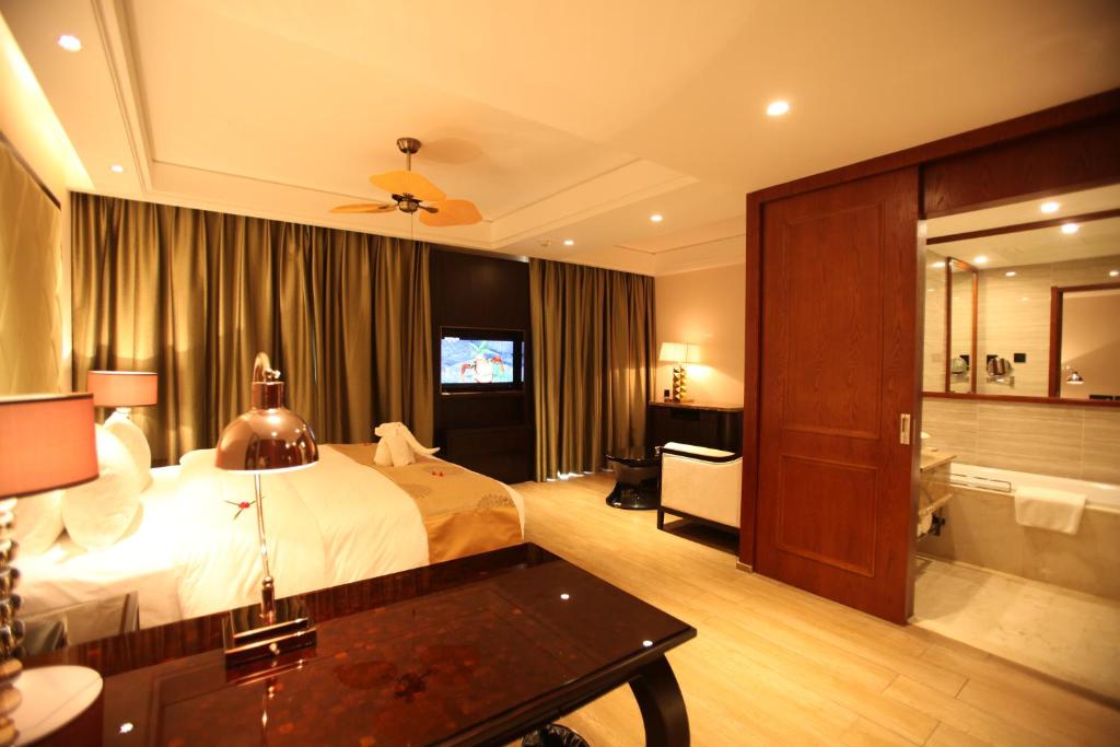 Двухместный (Exquisite Queen Room with Garden View) отеля Hainan Ya Tai Hot Spring Hotel, Хайкоу