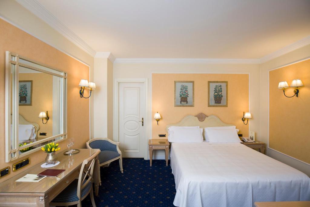 Двухместный (Классический двухместный номер с 1 кроватью или 2 отдельными кроватями) отеля Palazzo Alabardieri, Неаполь