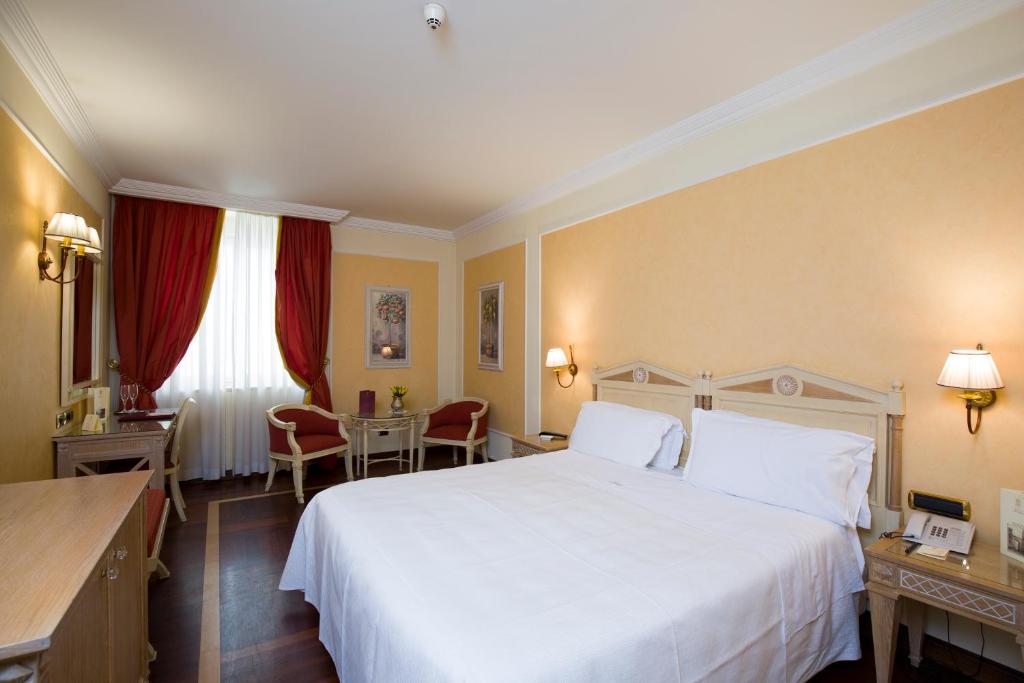 Двухместный (Улучшенный двухместный номер с 1 кроватью или 2 отдельными кроватями) отеля Palazzo Alabardieri, Неаполь
