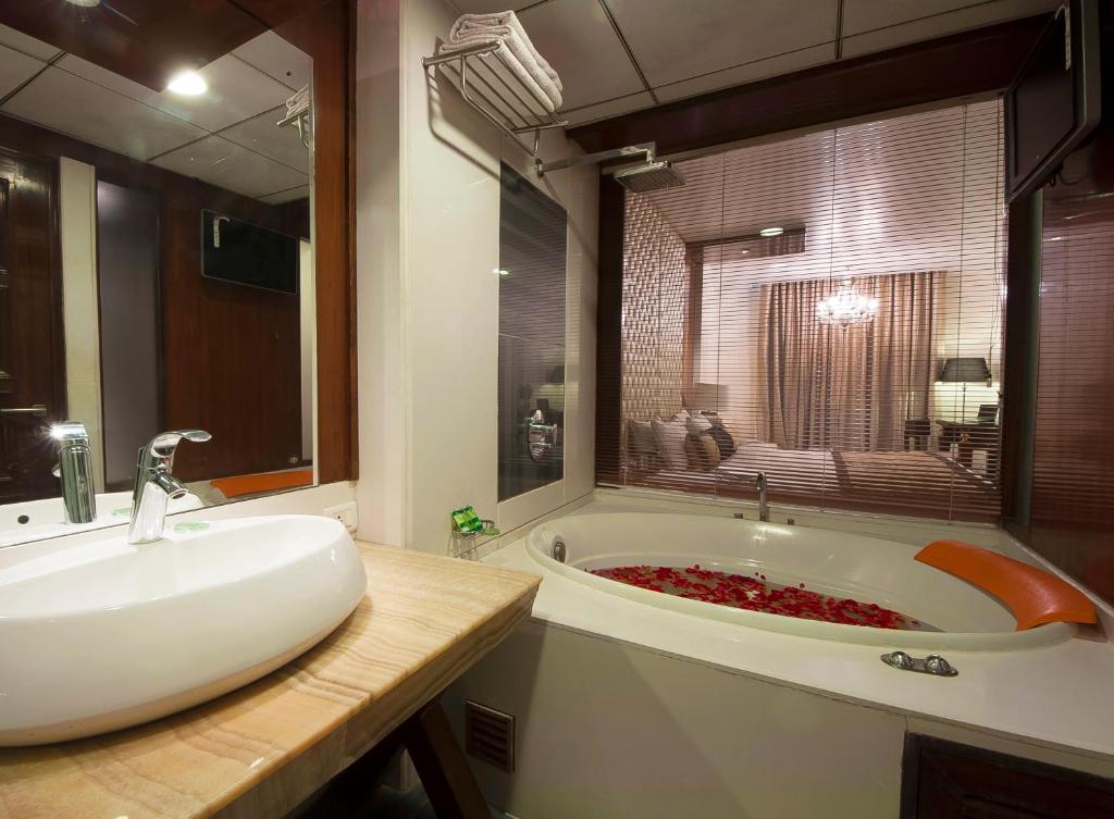 Сьюит (Aura Suite with Private Jacuzzi), Hotel Aura