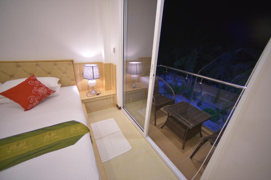 Двухместный (Двухместный номер Делюкс с 1 кроватью и балконом, вид на море) гостевого дома Hathaa Beach Maldives, Хулхумале