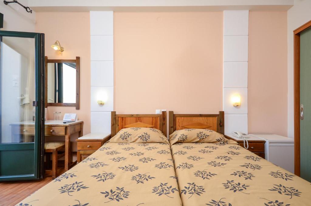 Трехместный (Двухместный номер с 2 отдельными кроватями, диваном-кроватью и видом на город) отеля Hotel Coronis, Наксос