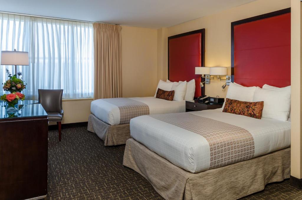 Двухместный (Двухместный номер Делюкс - 2 двуспальные кровати) отеля Beacon Hotel & Corporate Quarters, Вашингтон