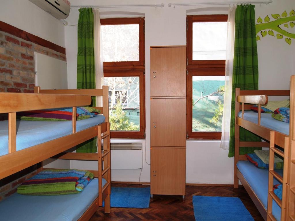 Номер (Кровать в общем 6-местном номере для мужчин и женщин) хостела Hedonist Hostel, Белград