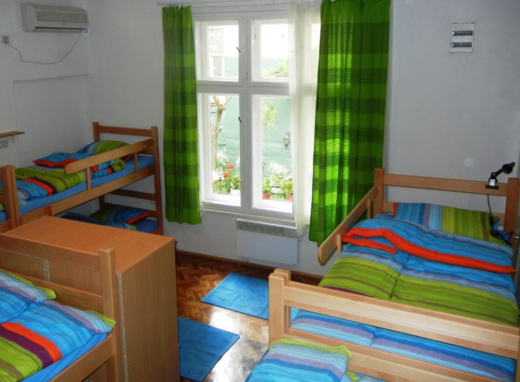 Номер (Кровать в общем номере для мужчин и женщин с 10 кроватями) хостела Hedonist Hostel, Белград