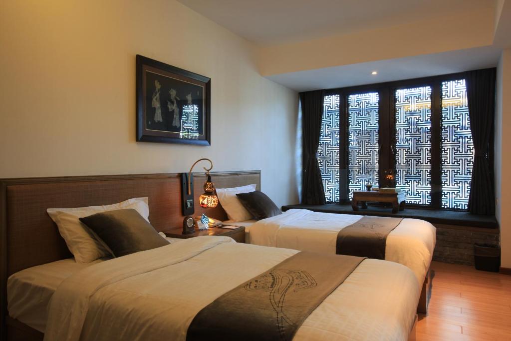 Двухместный (Двухместный номер «Премьер» с 1 кроватью или 2 отдельными кроватями и 2 завтрака) отеля Shichahai Shadow Art Performance Hotel, Пекин