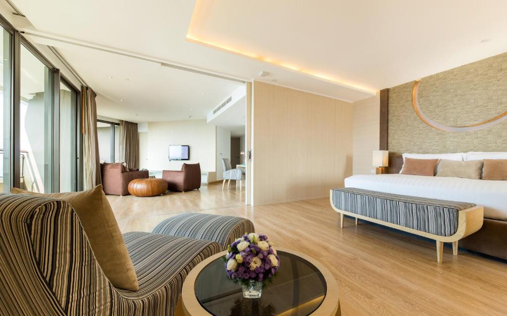Сьюит (Семейный люкс с клубными преимуществами) отеля Cape Dara Resort, Паттайя