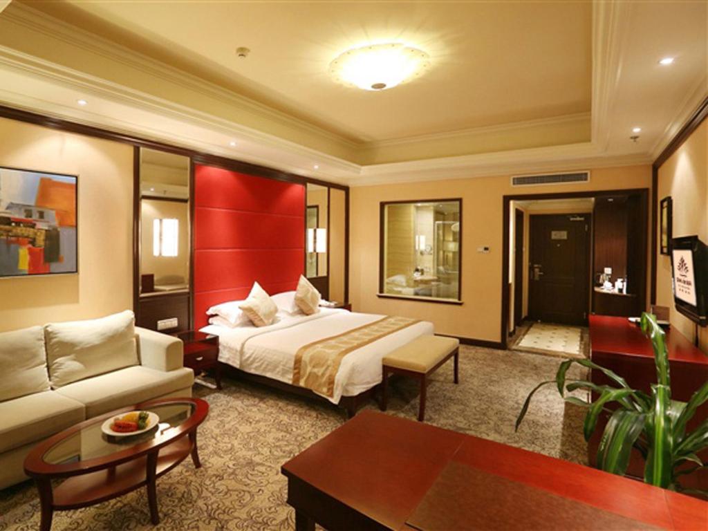Сьюит (Улучшенный люкс с кроватью размера «king-size») отеля Qingdao KuaiTong International Hotel, Циндао