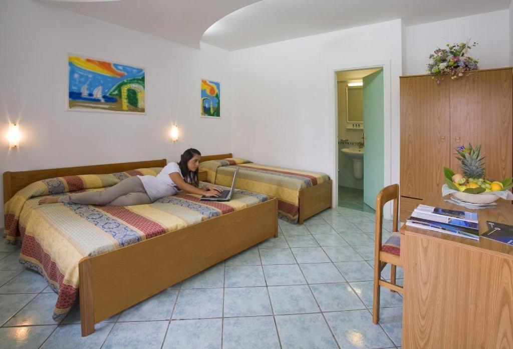 Трехместный (Двухместный номер с двуспальной кроватью и дополнительной кроватью) отеля Albergo Villa Hibiscus, Искья