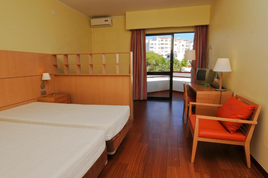 Двухместный (Улучшенный двухместный номер с 1 кроватью) отеля INATEL Albufeira, Албуфейра