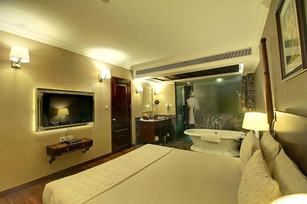 Сьюит (Aster Suite with 20% off on food & soft beverages), The Pllazio Hotel