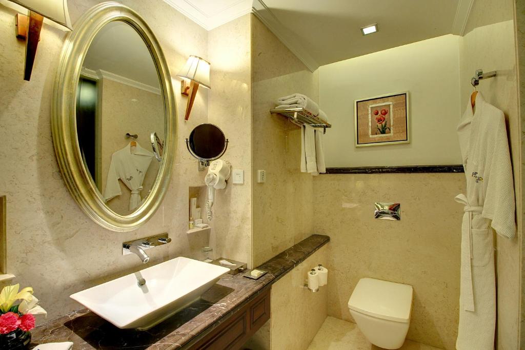 Двухместный (Contemporary Room with 20% off on food & soft beverages) отеля The Pllazio Hotel, Гургаон