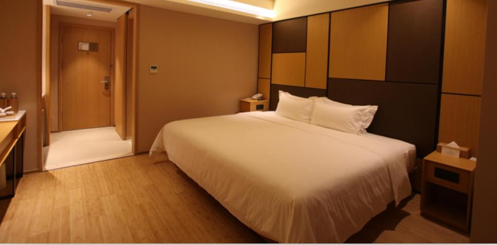 Двухместный (Улучшенный номер с кроватью размера «king-size») отеля JI Hotel Shanghai Kangqiao Xiuyan Road, Шанхай