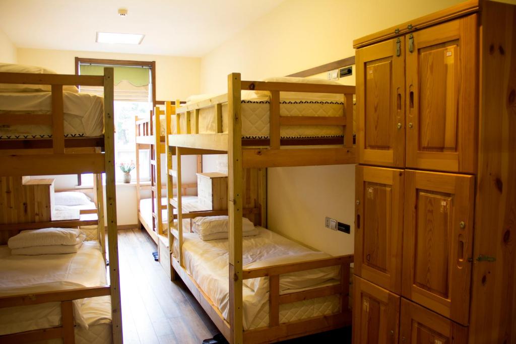 Номер (Кровать в общем 8-местном номере для мужчин и женщин) отеля Kaiyue International Hostel, Циндао