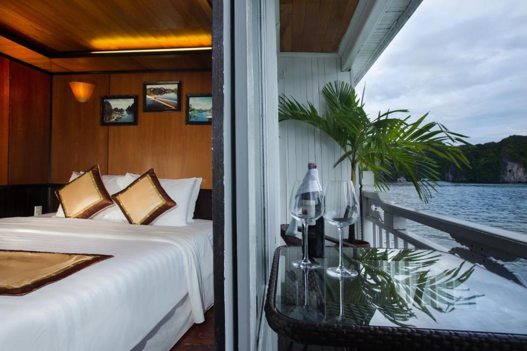 Двухместный (Двухместный номер Делюкс с 1 кроватью или 2 отдельными кроватями с балконом - 2 дня и 1 ночь) отеля Syrena Cruises, Халонг