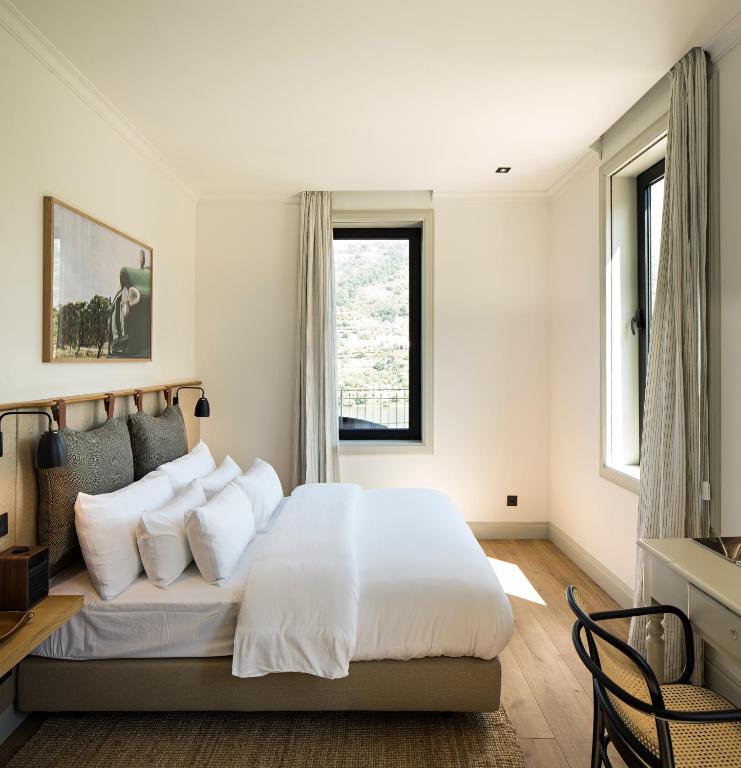 Двухместный (Двухместный номер Делюкс с 1 кроватью и балконом) отеля Quinta de S.Bernardo - Winery & Farmhouse, Ламегу