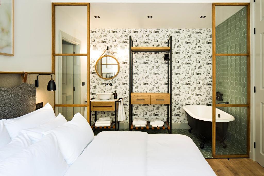 Двухместный (Улучшенный двухместный номер с 1 кроватью и ванной) отеля Quinta de S.Bernardo - Winery & Farmhouse, Ламегу