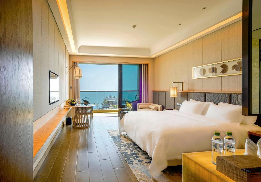 Двухместный (Двухместный номер Делюкс с 1 кроватью или 2 отдельными кроватями и видом на море) отеля Harman Resort Hotel Sanya, Санья