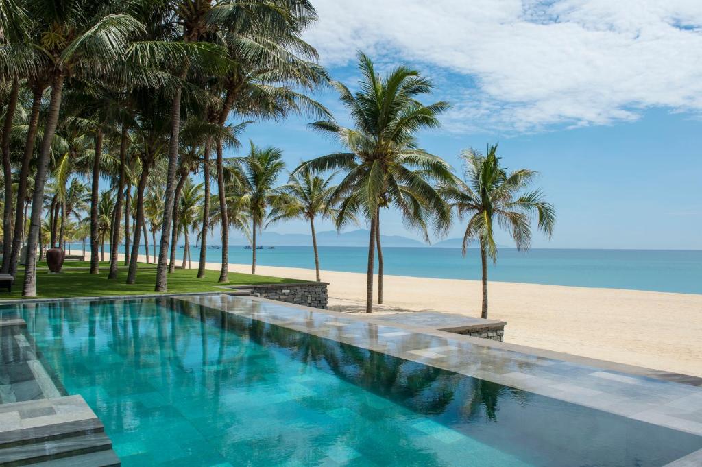 Вилла (Вилла с 3 спальнями и бассейном, рядом с пляжем) курортного отеля Four Seasons The Nam Hai, Hoi An, Vietnam, Хойан