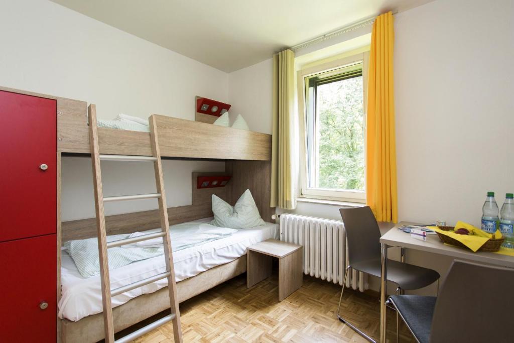 Двухместный (Двухместный номер с 2 отдельными кроватями и собственной ванной комнатой) хостела Jugendherberge Bonn, Бонн