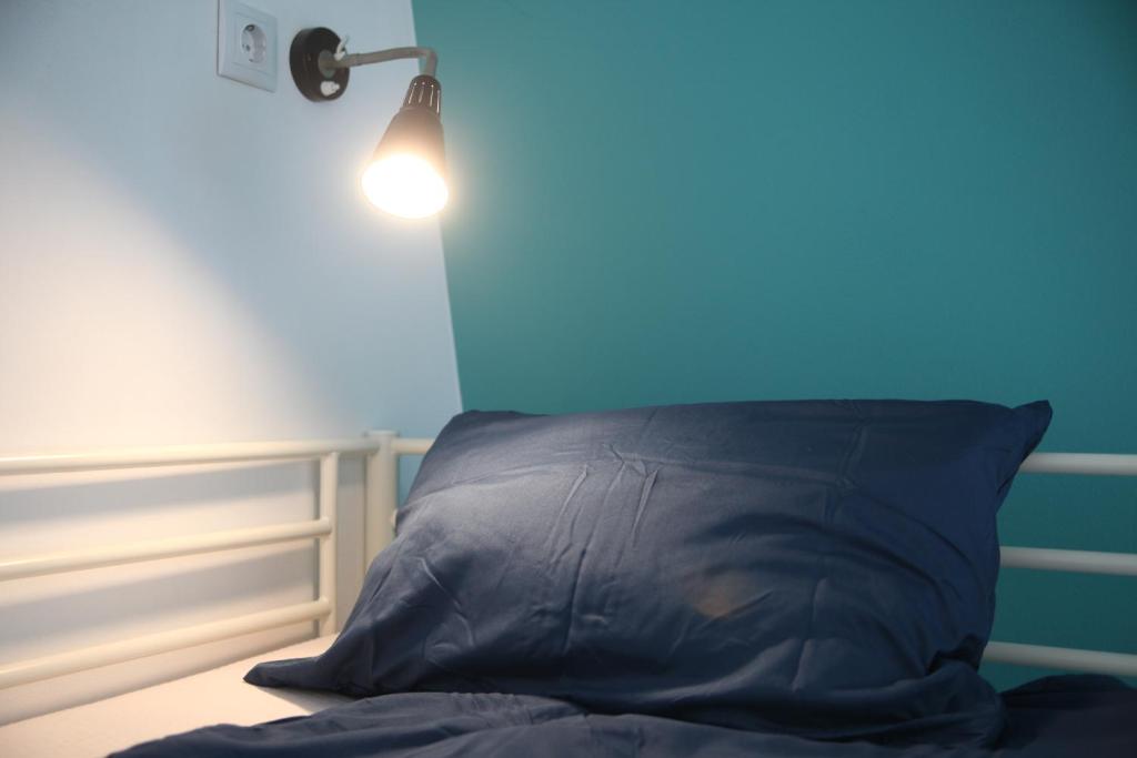 Номер (Односпальная кровать в общем номере (для 6 взрослых) с общей ванной комнатой) хостела Retro Hostel, Клуж-Напока