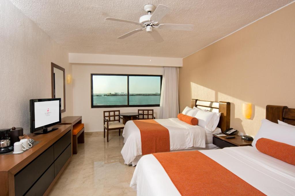 Двухместный (Номер Делюкс с видом на лагуну) отеля Flamingo Cancun Resort, Канкун