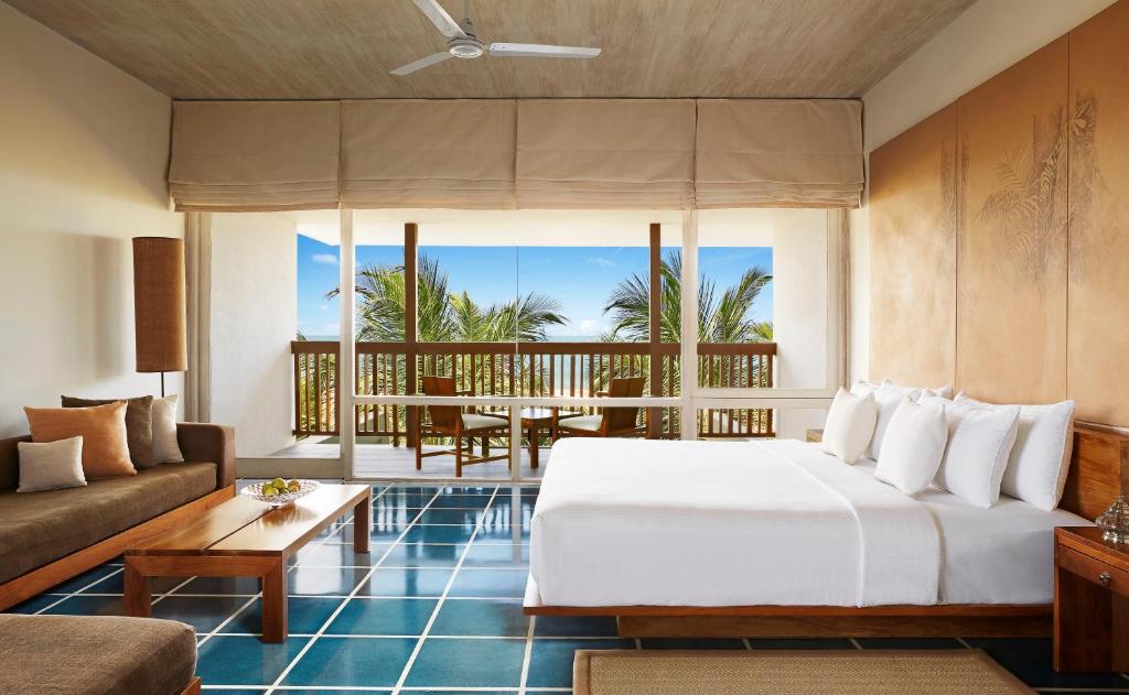 Двухместный (Улучшенный номер Делюкс с видом на море) курортного отеля Jetwing Blue, Негомбо