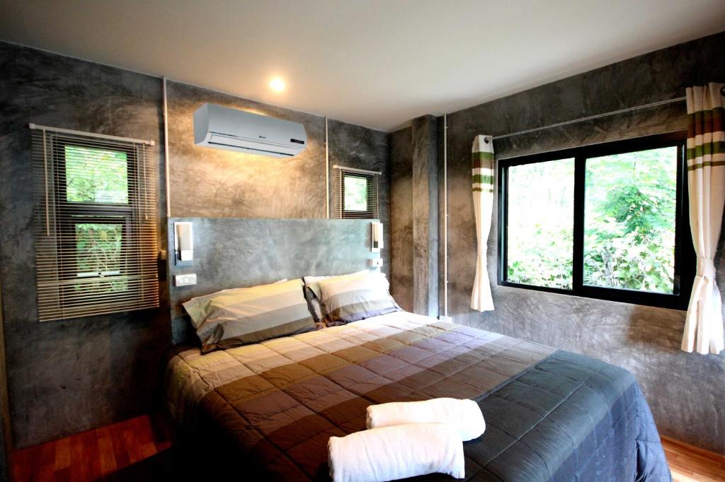 Двухместный (Номер с кроватью размера «king-size» и видом на горы) отеля Aonang Lodge, Краби