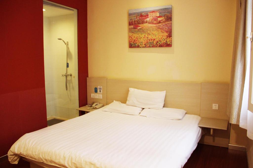 Двухместный (Улучшенный номер с кроватью размера «king-size») отеля Hanting Express Shenyang Tiexi Furniture City, Шэньян