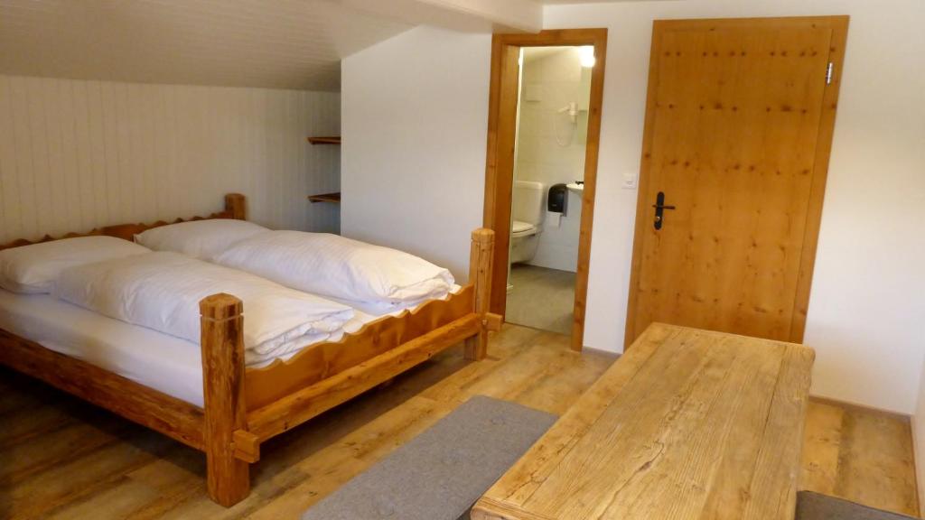 Четырехместный (Четырехместный номер с собственной ванной комнатой (№ 1)) хостела Berglodge Ristis, Энгельберг