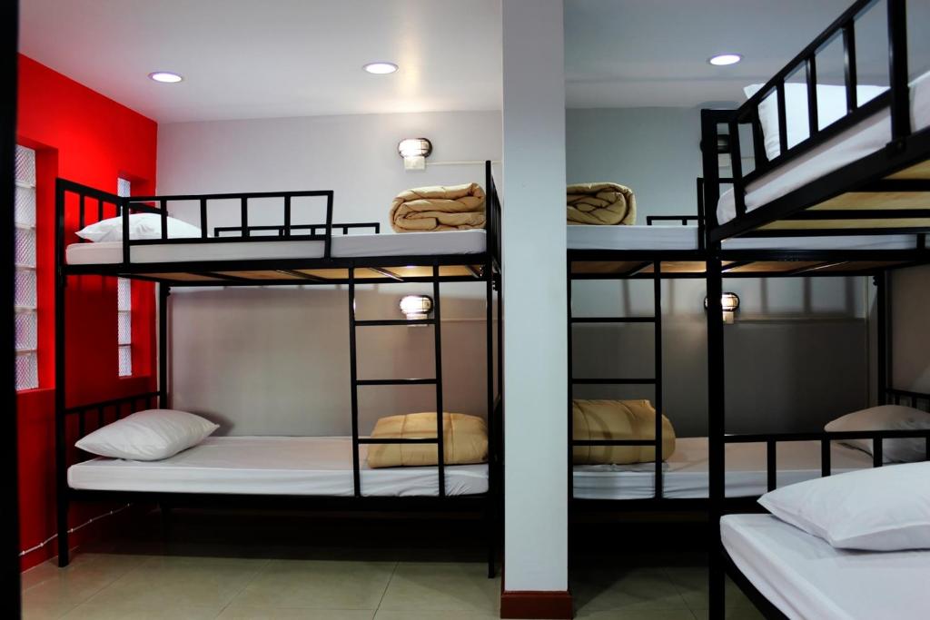Номер (Кровать в общем 8-местном номере для мужчин и женщин) хостела Home Base Hostel, Бангкок