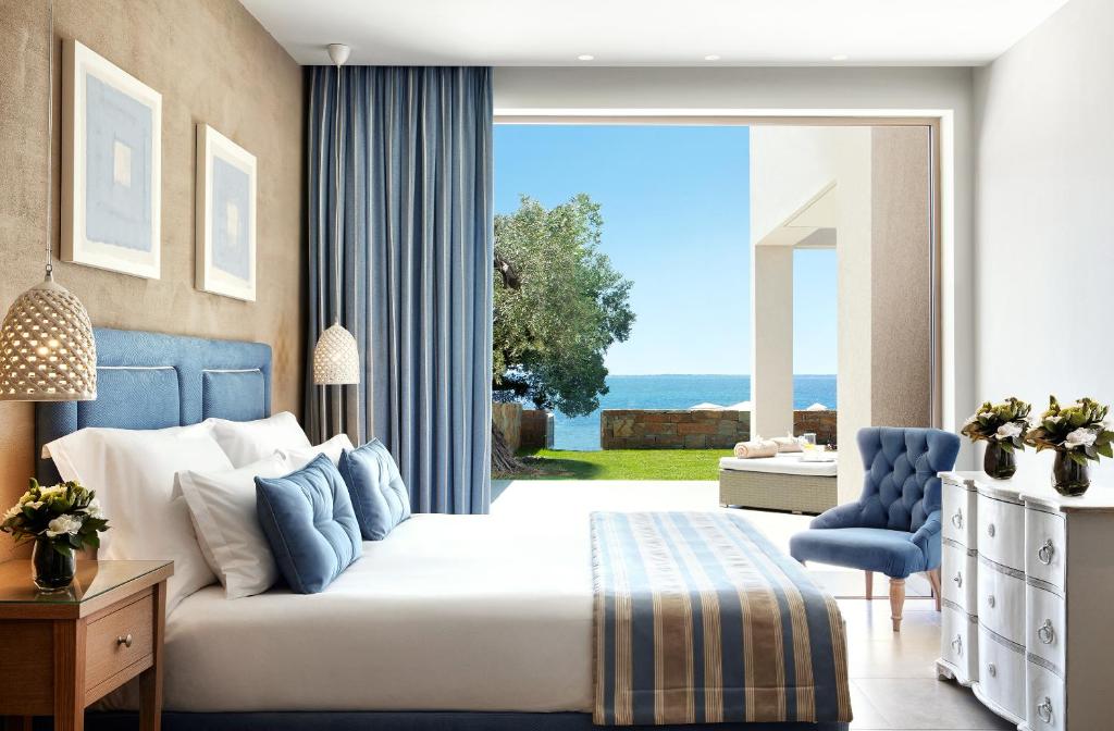 Номер (Бунгало-суперлюкс с 2 спальнями рядом с пляжем (для 2 взрослых и 4 детей)) отеля Ikos Olivia, Геракини