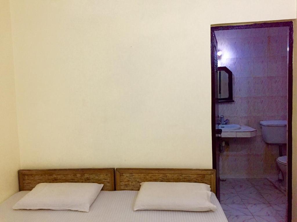 Двухместный (Двухместный номер с 1 кроватью и собственной ванной комнатой) гостевого дома Shanti Guest House Manikarnika Ghat, Варанаси
