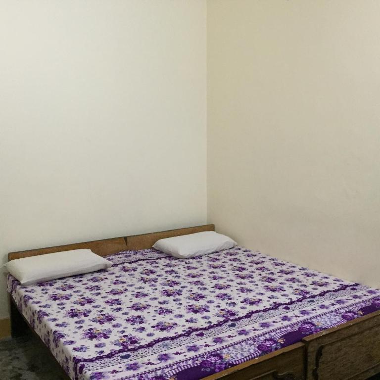 Двухместный (Стандартный двухместный номер с 1 кроватью и общей ванной комнатой) гостевого дома Shanti Guest House Manikarnika Ghat, Варанаси