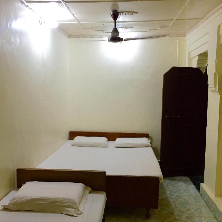 Трехместный (Трехместный номер с собственной ванной комнатой) гостевого дома Shanti Guest House Manikarnika Ghat, Варанаси